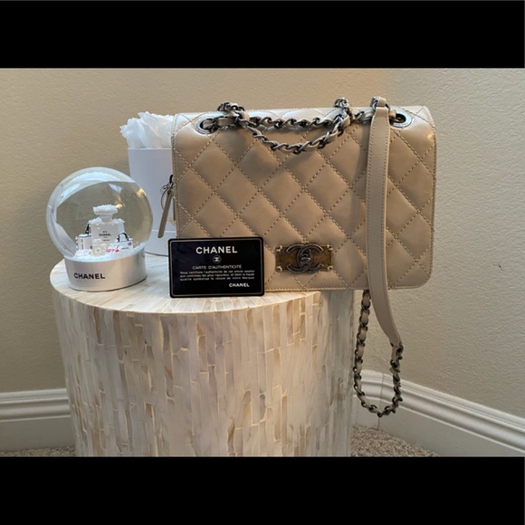 CHANEL CROSSBODY BAG WITH ZIPPER ENCLOSURE - Picture 1 of 6